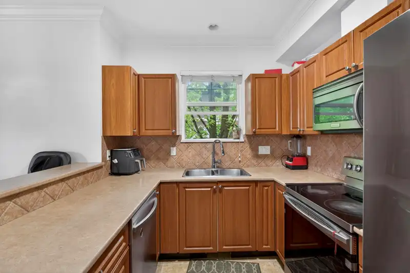 25 1010 EWEN AVENUE - photo 2 of 21