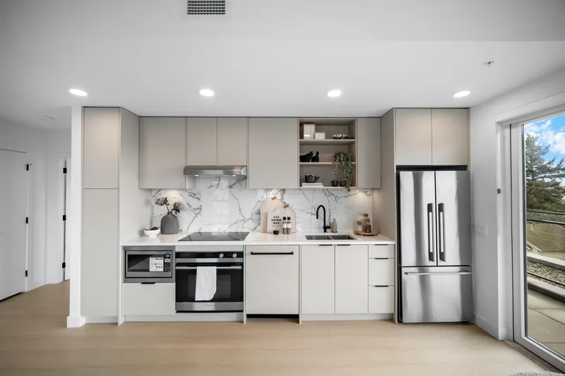 501 422 E 3RD STREET - photo 3 of 25