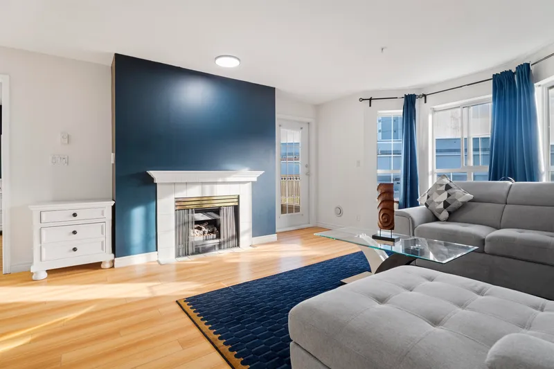 318 15268 105 AVENUE - photo 2 of 25