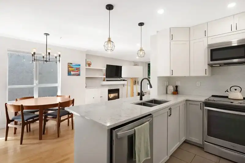 203 3235 W 4TH AVENUE - photo 2 of 14