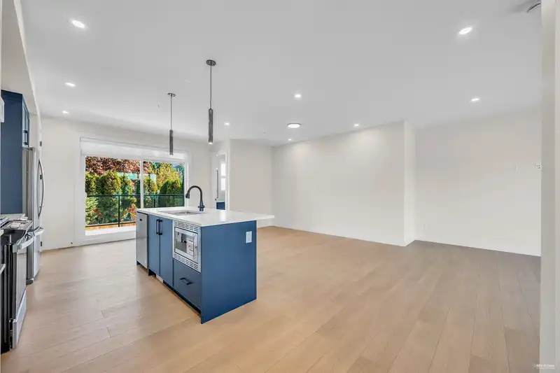 3 11384 207 STREET - photo 2 of 32