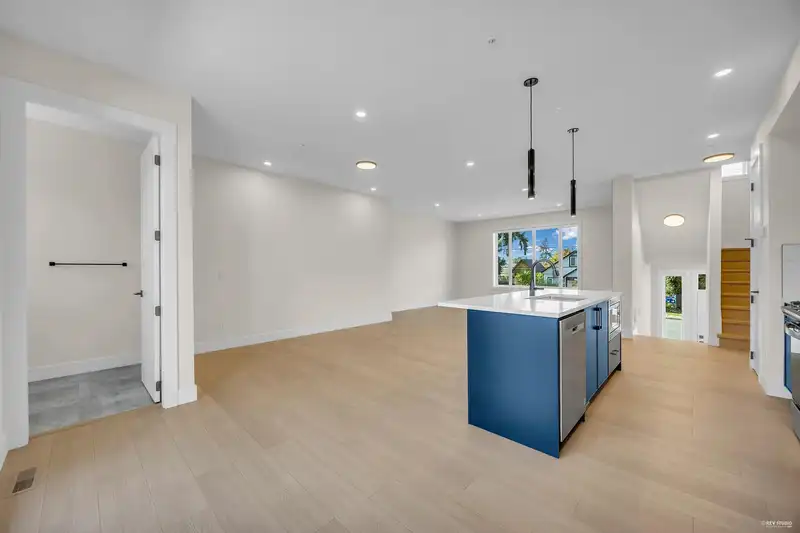 3 11384 207 STREET - photo 3 of 32