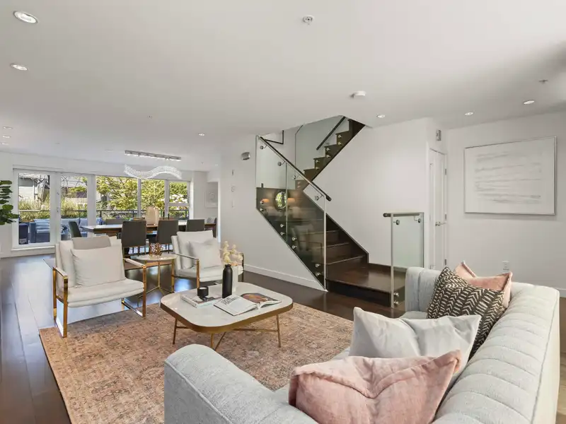 215 1961 COLLINGWOOD STREET - photo 2 of 40