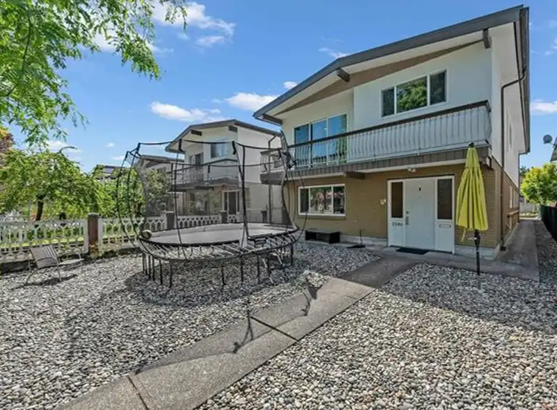 2086 E 40TH AVENUE - photo 1 of 4