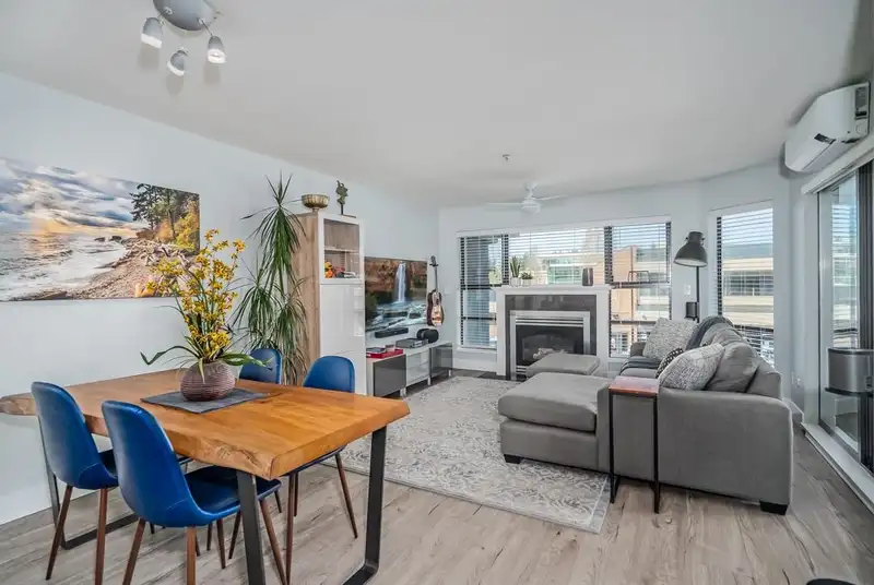305 15241 18 AVENUE - photo 1 of 19