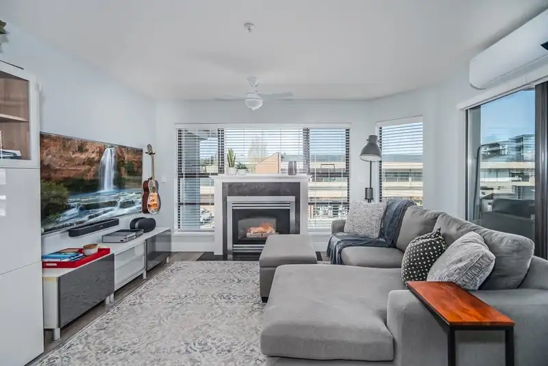 305 15241 18 AVENUE - photo 2 of 19