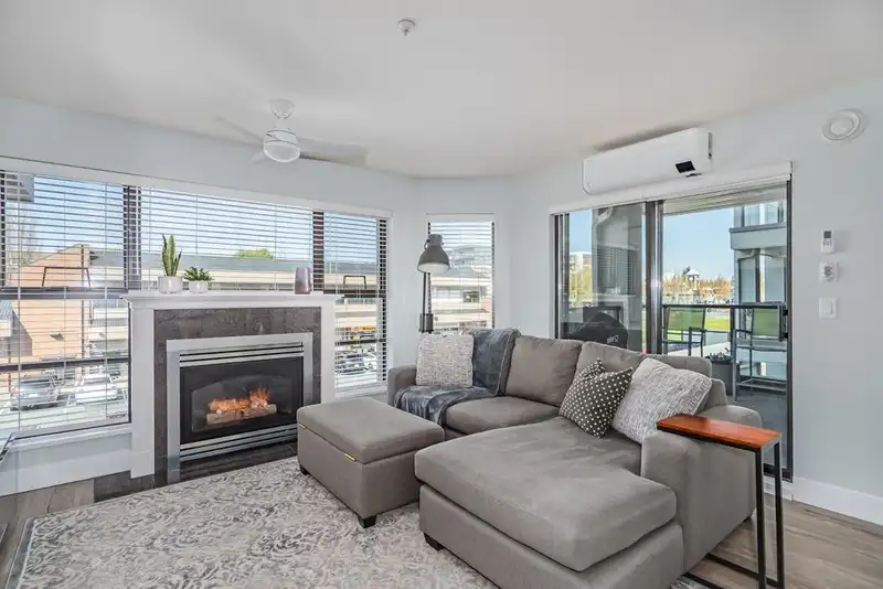 305 15241 18 AVENUE - photo 3 of 19
