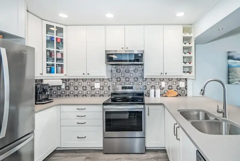 305 15241 18 AVENUE - photo 4 of 19