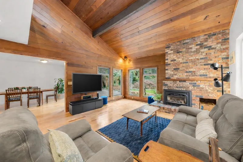 667 FAIRWAY DRIVE - photo 2 of 25