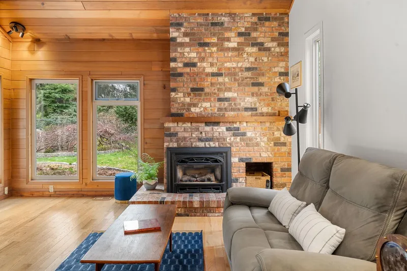 667 FAIRWAY DRIVE - photo 3 of 25