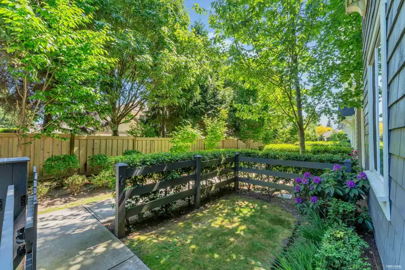129 15850 85 AVENUE - photo 1 of 32