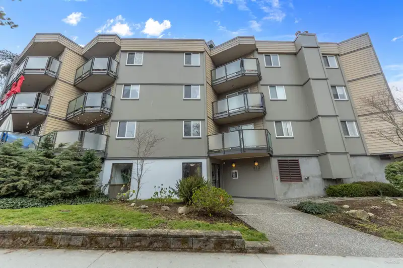 311 212 FORBES AVENUE - photo 1 of 19