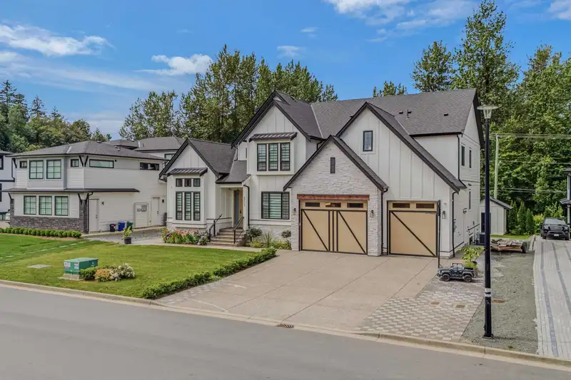 8701 CLEVEN DRIVE - photo 4 of 38