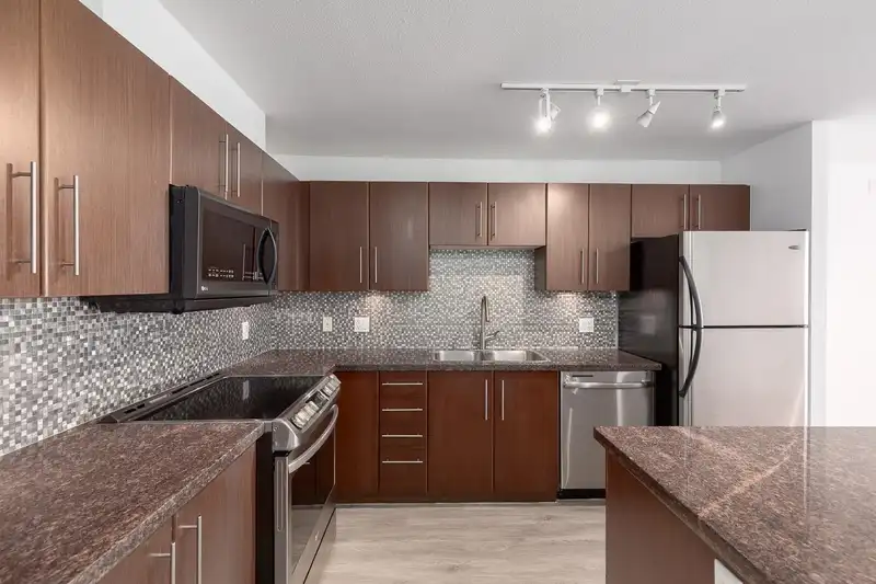604 2138 MADISON AVENUE - photo 2 of 39