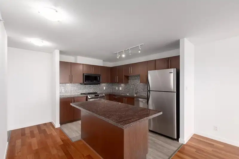 604 2138 MADISON AVENUE - photo 3 of 39