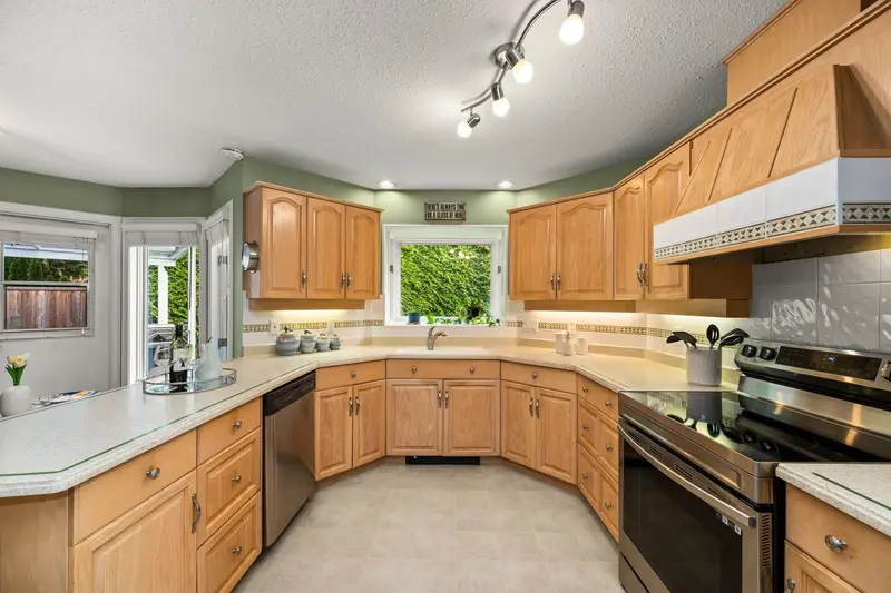 12334 56 AVENUE - photo 4 of 25