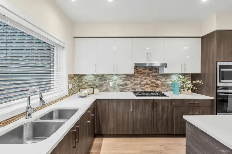 48 9680 ALEXANDRA ROAD - photo 4 of 38