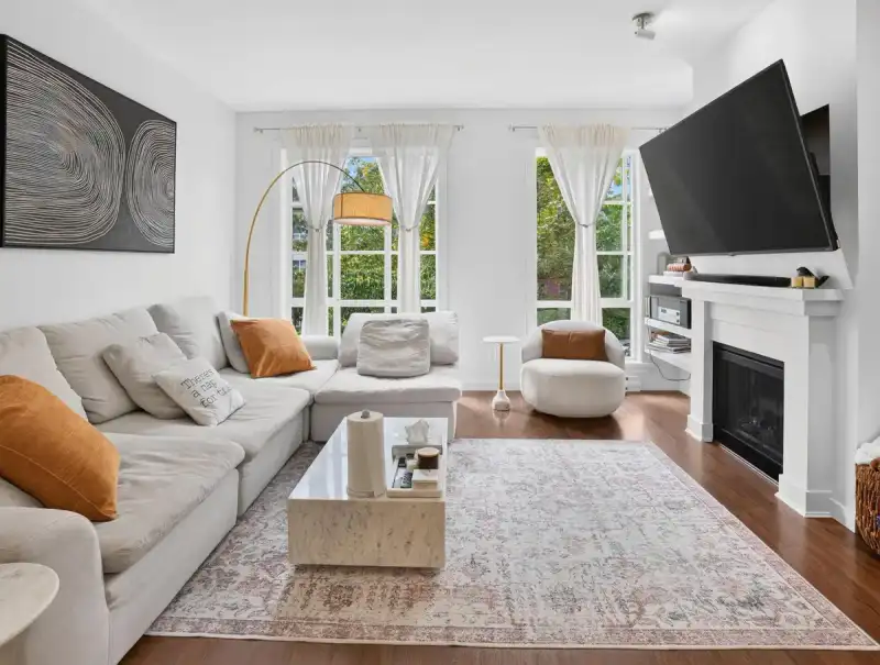 15 1245 HOLTBY STREET - photo 1 of 40