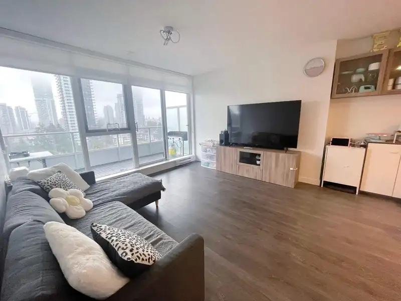 1304 525 FOSTER AVENUE - photo 2 of 3