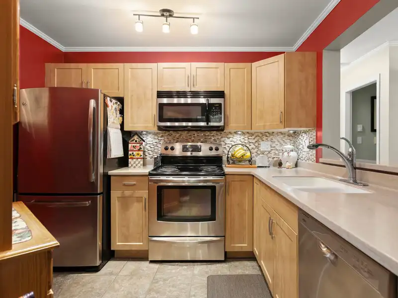 102 628 W 12TH AVENUE - photo 3 of 29