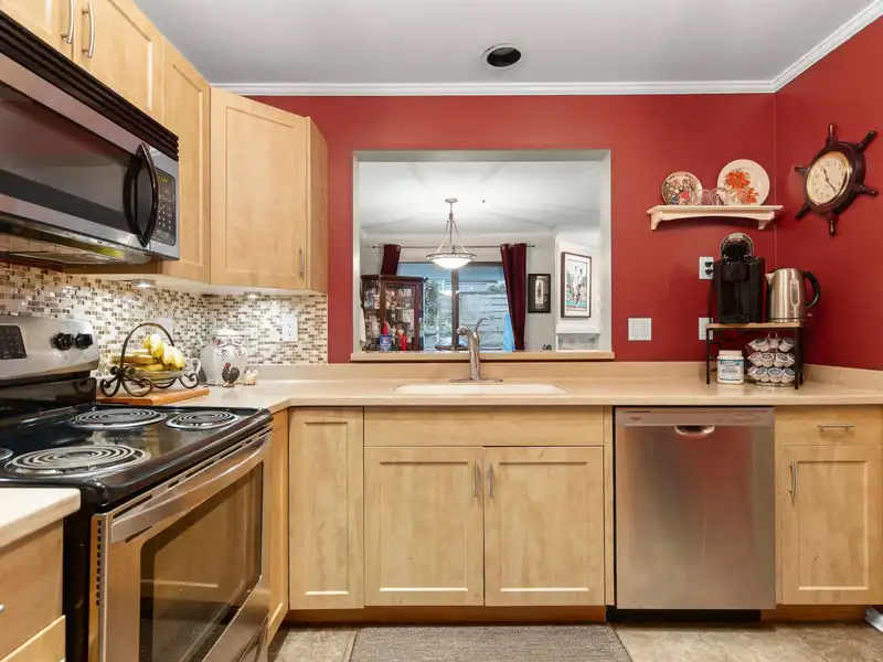102 628 W 12TH AVENUE - photo 4 of 29