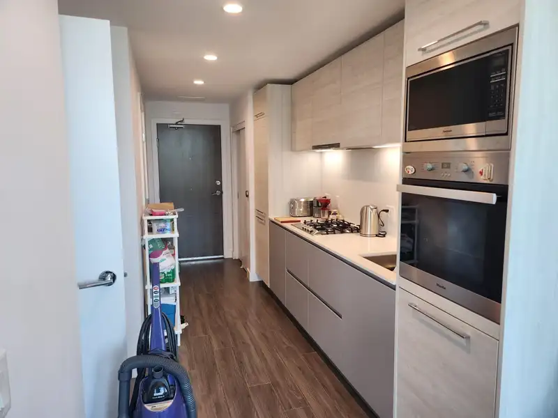 212 523 W KING EDWARD AVENUE - photo 4 of 8