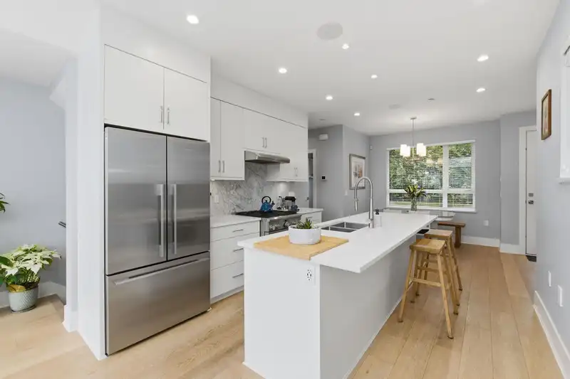 255 E 6TH STREET - photo 4 of 33