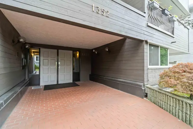 102 1352 W 10TH AVENUE - photo 3 of 25