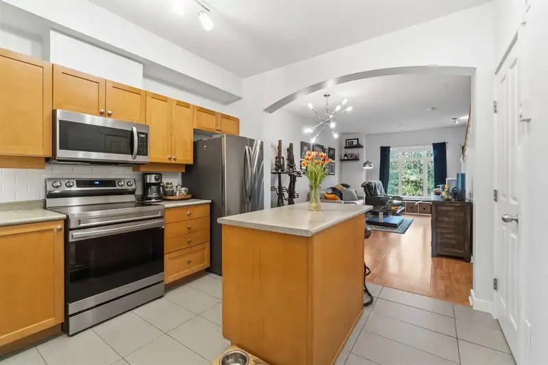 222 600 PARK CRESCENT - photo 1 of 23