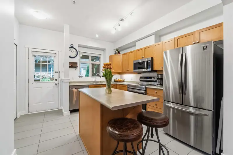 222 600 PARK CRESCENT - photo 2 of 23