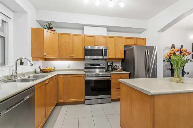 222 600 PARK CRESCENT - photo 3 of 23
