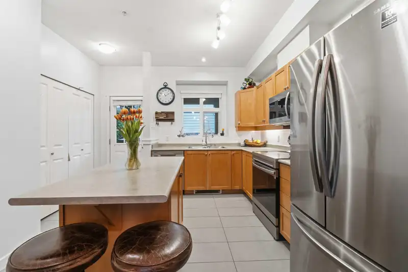 222 600 PARK CRESCENT - photo 4 of 23