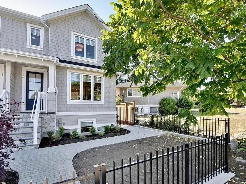 2 8029 MACPHERSON AVENUE - photo 2 of 40