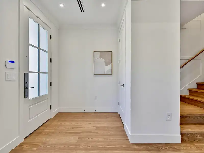 2 8029 MACPHERSON AVENUE - photo 3 of 40