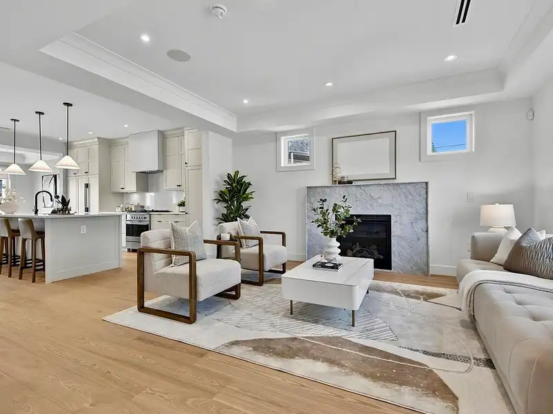 2 8029 MACPHERSON AVENUE - photo 4 of 40