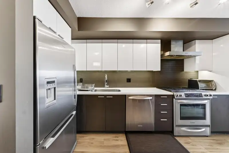 2888 E 2ND AVENUE - photo 4 of 30
