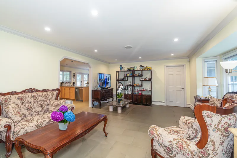 10060 SWINTON CRESCENT - photo 3 of 25