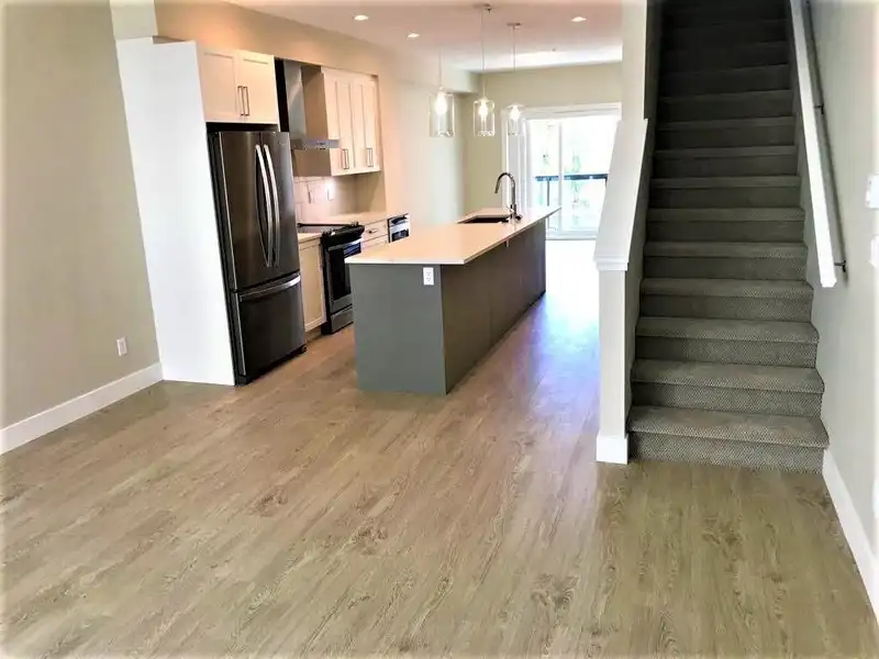46 20498 82 AVENUE - photo 1 of 20