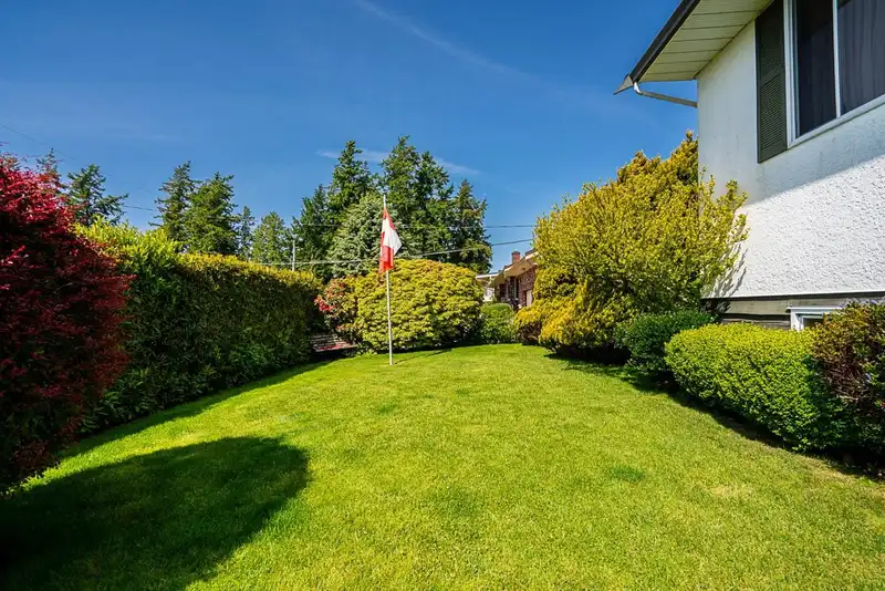 14253 MAGDALEN AVENUE - photo 4 of 33