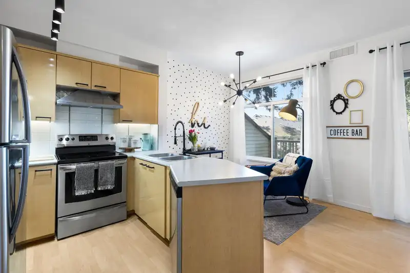 26 2678 KING GEORGE BOULEVARD - photo 4 of 40