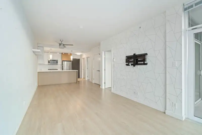1007 271 FRANCIS WAY - photo 3 of 38