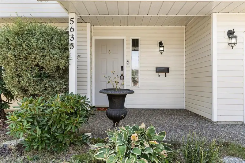 5633 KATHLEEN DRIVE - photo 2 of 33