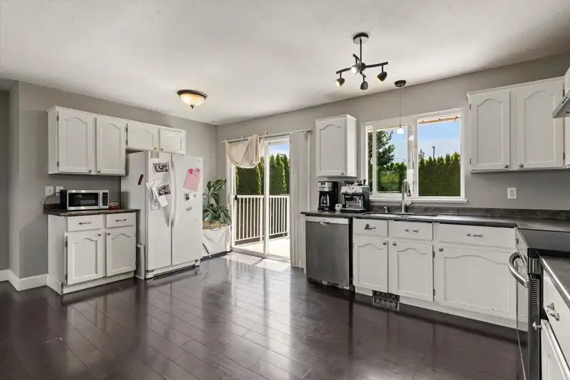5633 KATHLEEN DRIVE - photo 4 of 33