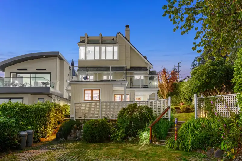 1104 ESQUIMALT AVENUE - photo 2 of 40
