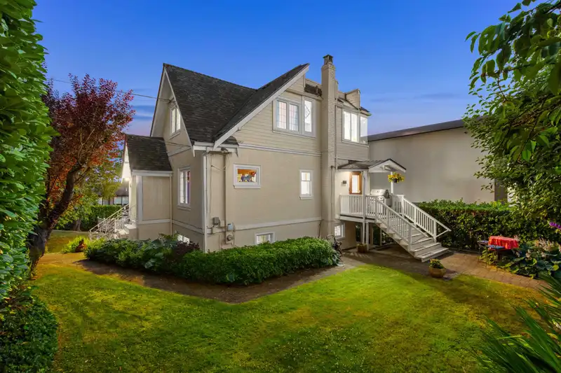 1104 ESQUIMALT AVENUE - photo 3 of 40