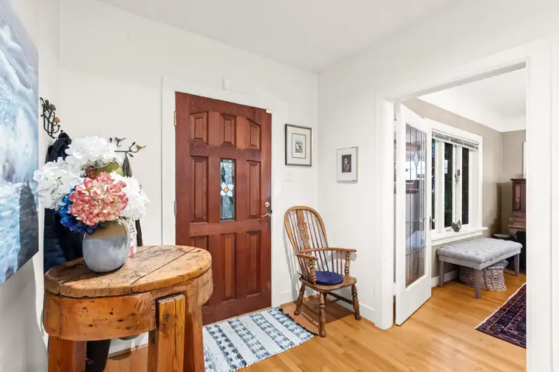 1104 ESQUIMALT AVENUE - photo 4 of 40