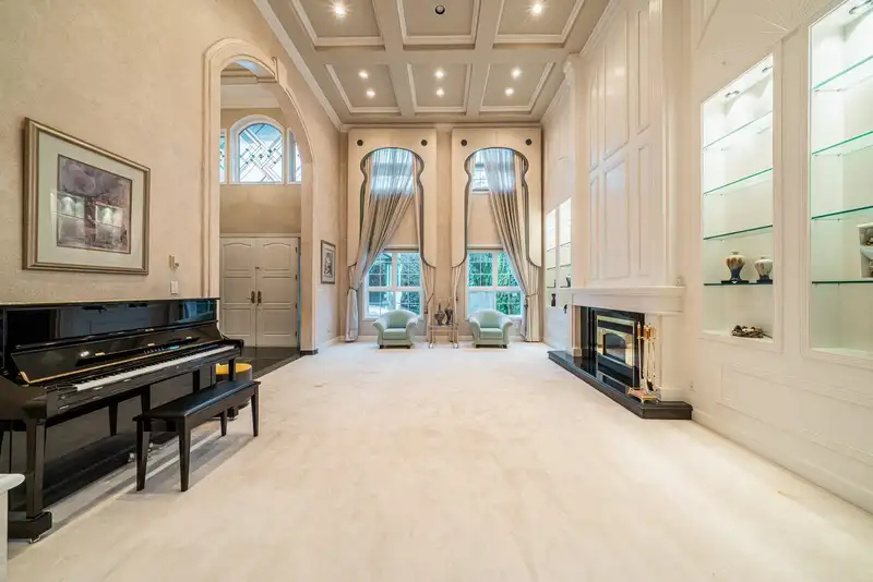 5851 GIBBONS DRIVE - photo 4 of 32