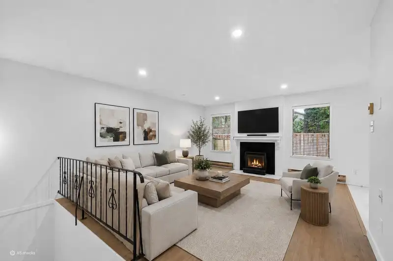 15 2998 MOUAT DRIVE - photo 1 of 25