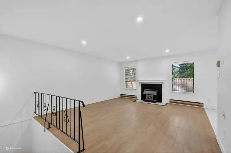 15 2998 MOUAT DRIVE - photo 2 of 25