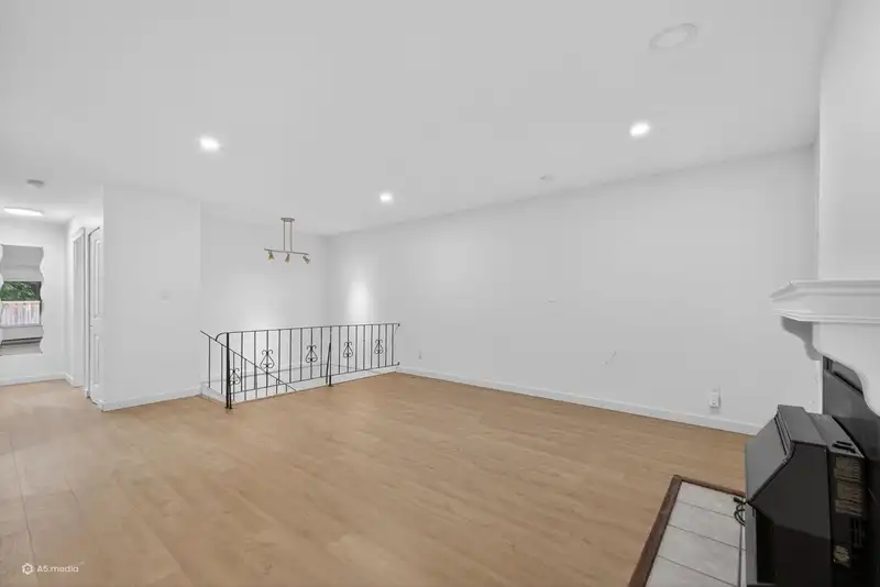 15 2998 MOUAT DRIVE - photo 3 of 25